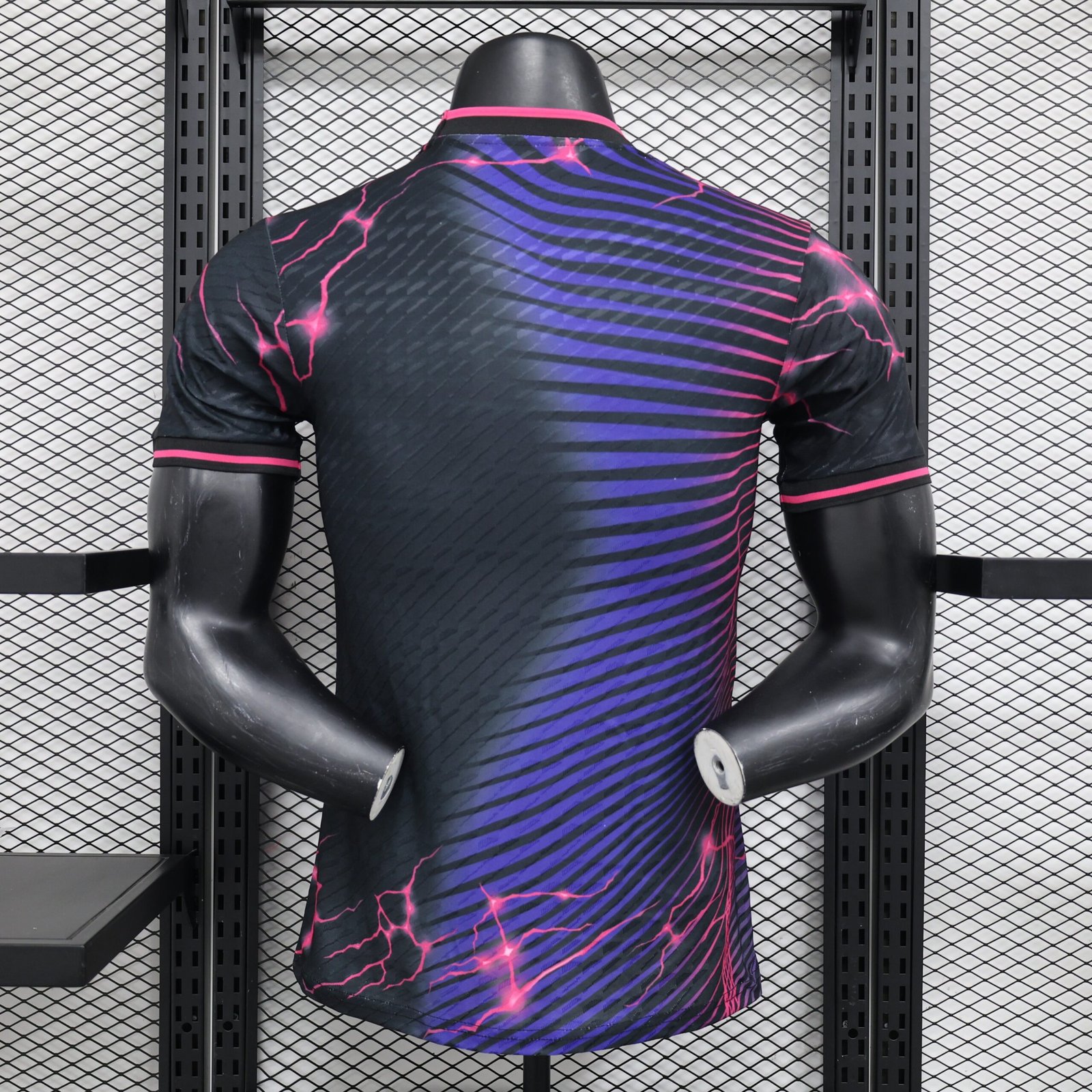 Camisa Real Madrid Edição Especial 2024/25 Jogador Masculino - Preta, Roxa e Rosa - Imagem 2