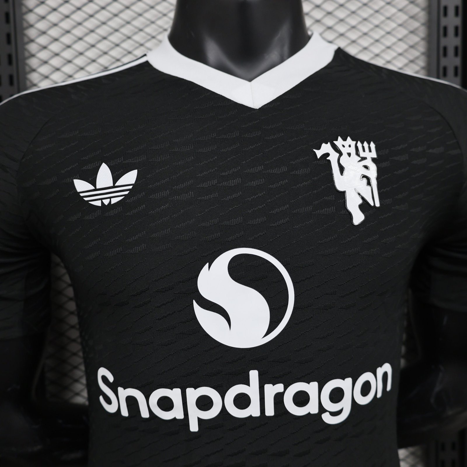 Camisa Manchester United 2024/25 Jogador Masculino - Preta e Branca - Imagem 3