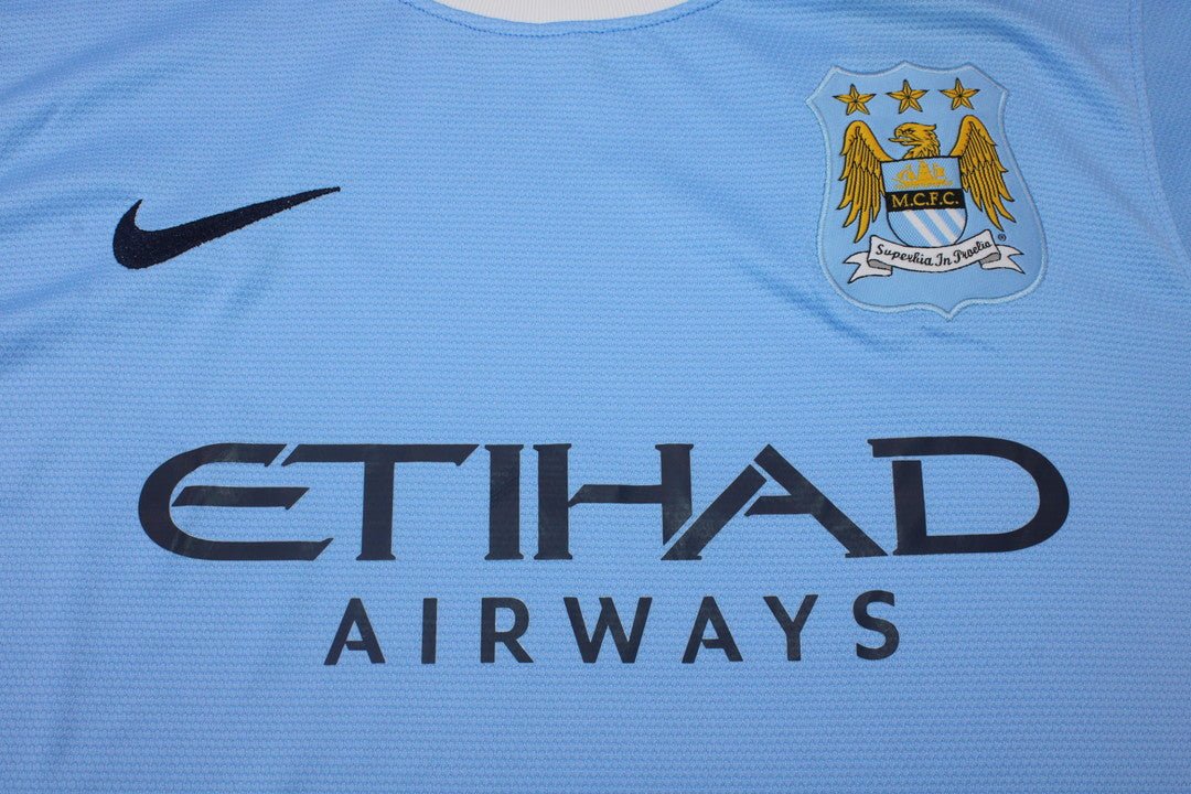 Camisa Manchester City Home 13/14 - Versão Retrô "Kun Aguero" Nº 16 - Imagem 11