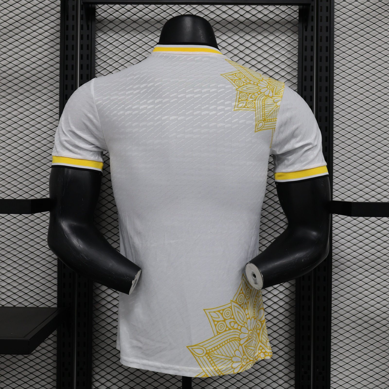 Camisa Real Madrid Edição Especial 2024/25 Jogador Masculino - Branca, Dourada e Preta - Imagem 2