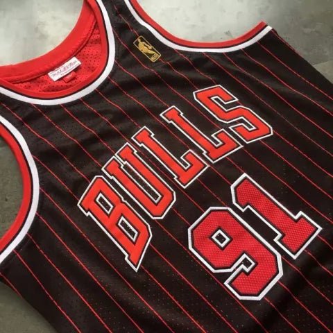 Regata NBA Chicago Bulls Retrô 1997 - 1998 Mitchell & Ness Authentic Rodman 91 - Preta e Vermelha - Imagem 3