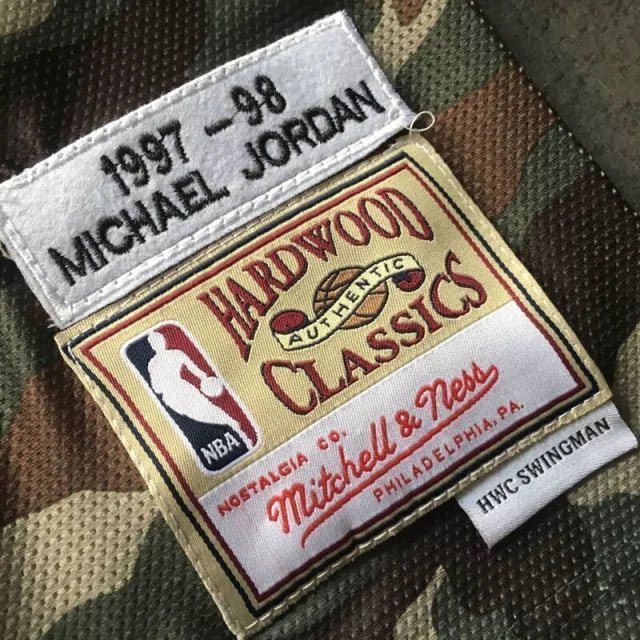 Regata NBA Chicago Bulls Retrô 1997-1998 Mitchell & Ness Authentic Jordan 23 - Camuflada - Imagem 3